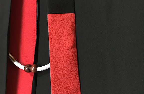 小袖の袂と、赤と黒のコントラストが粋な羽織物です - 浴衣/水着